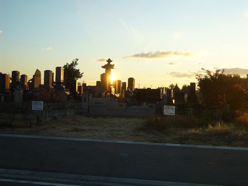 foto_20081122_0643_01.jpg - [de]Auch ein Friedhof kann im Morgenlicht interessant aussehen.[en]Interesting morning light at a graveyard.
