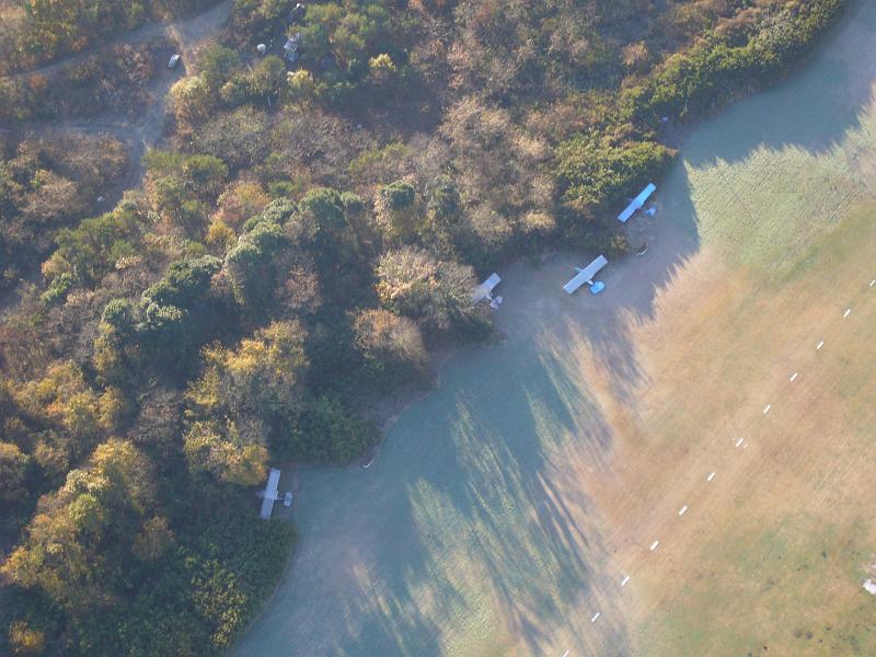 foto_20081122_0734_01.jpg - [de]Eine interessante Art, Ultralights abzustellen.[en]A few small aircraft are parked down there.