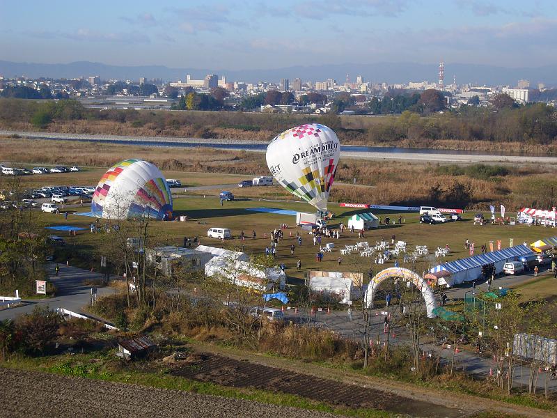 foto_20081122_0811_02.jpg - [de]Fiestaballone rüsten auf.[en]Now the fiesta balloons are inflating instead.