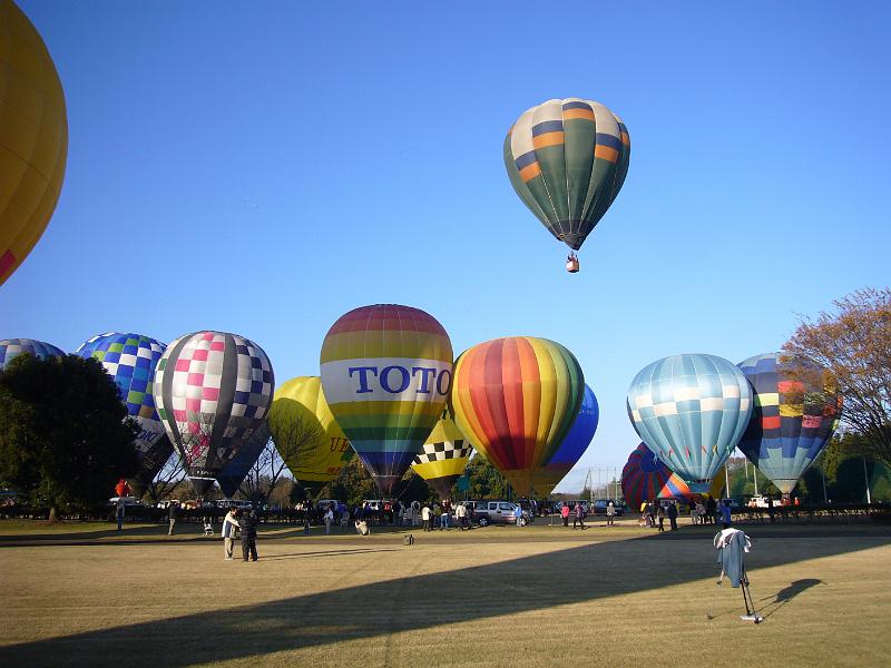 foto_20081122_1515_02.jpg - [de]Heute nachmittag starten wir von einem Startplatz in Haga.[en]Afternoon launch from a sports field in Haga.