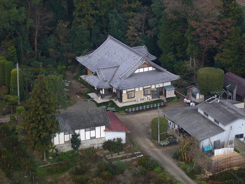 foto_20081124_0827_01.jpg - [de]Kurz vor der Landung noch ein schönes Haus entdeckt.[en]A nice Japanese house just short before our landing.
